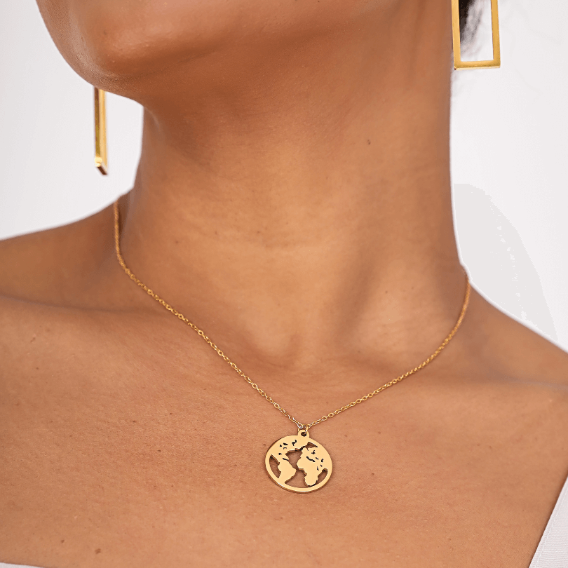 Colar com Pingente do Planeta Terra - Banhado em Ouro 18K