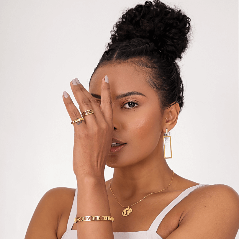 Colar com Pingente do Planeta Terra - Banhado em Ouro 18K