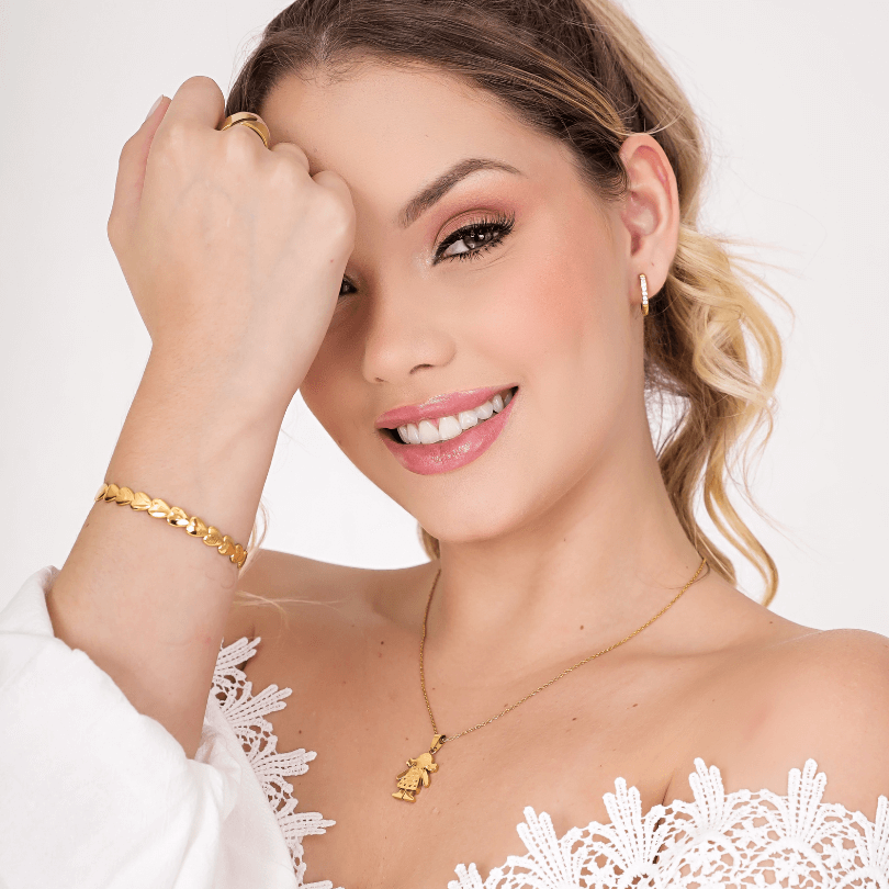 Colar com Pingente de Filha - Banhado em Ouro 18K