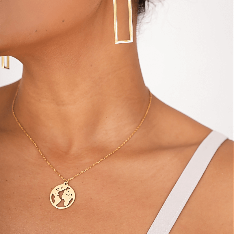 Colar com Pingente do Planeta Terra - Banhado em Ouro 18K