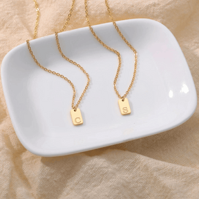 Colar minimalista com Inicial banhada em ouro 18k