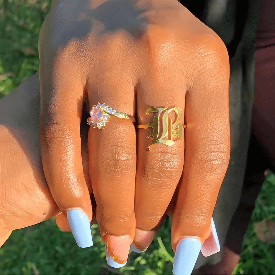 Anel Elegance Inicial banhado em Ouro 18K - Sua Marca Pessoal