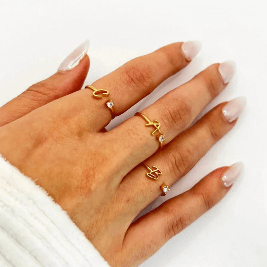 Anel minimalista com inicial banhado em ouro 18k impermeável