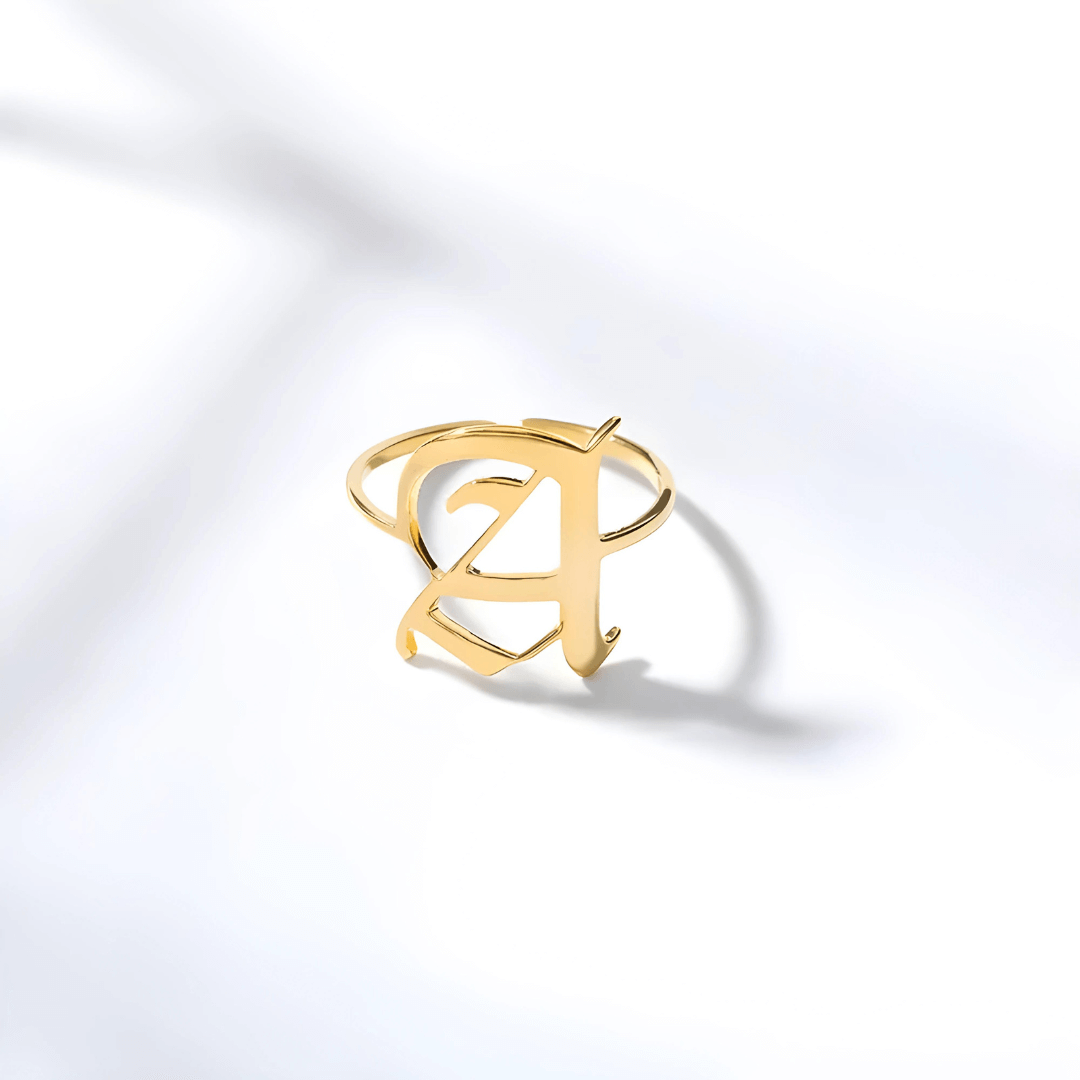 Anel Elegance Inicial banhado em Ouro 18K - Sua Marca Pessoal