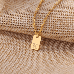 Colar minimalista com Inicial banhada em ouro 18k