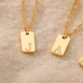 Colar minimalista com Inicial banhada em ouro 18k