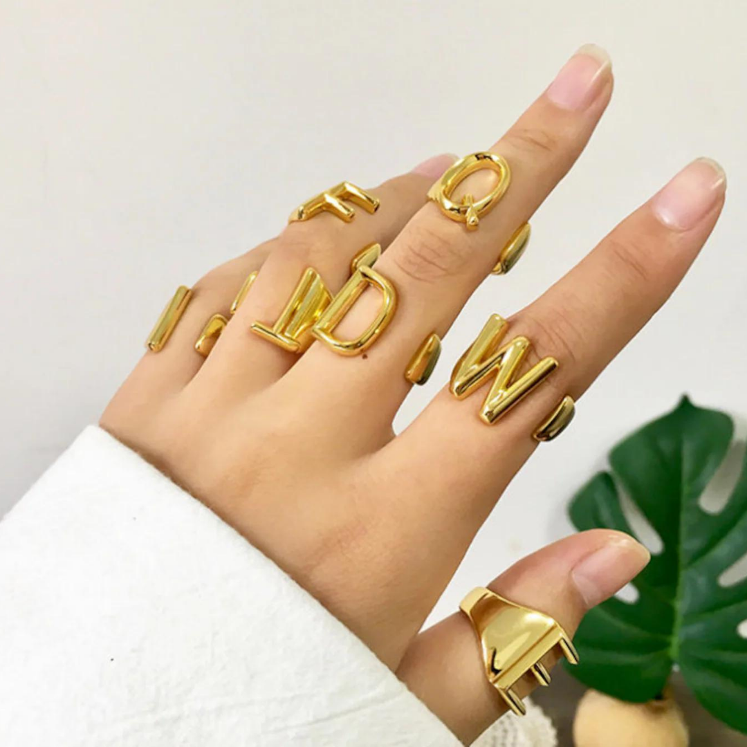 Anel Estilo com Iniciais Banhado em Ouro 18K Ajustável
