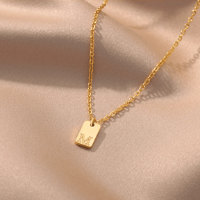 Colar minimalista com Inicial banhada em ouro 18k