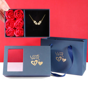 Colar Trevo e Coração + BRINDE caixa com 6 Rosas - LUMINOZ